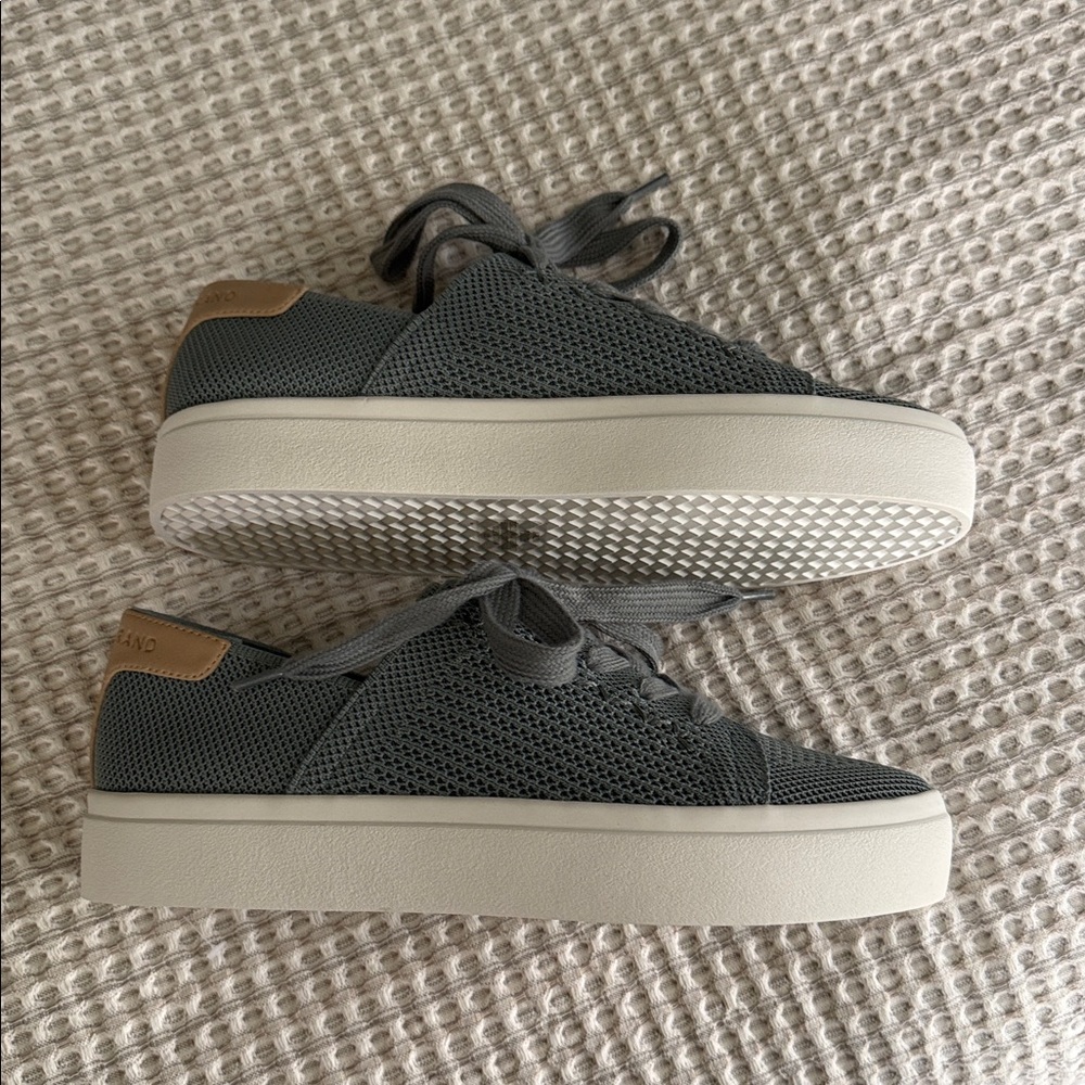Gray Knit Lace-Up Sneakers with White Sole
Lucky brand. Size 7.5 - Picture 2 of 5